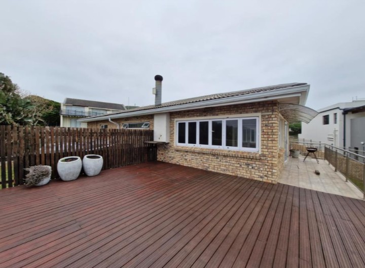 To Let 4 Bedroom Property for Rent in Winterstrand Eastern Cape